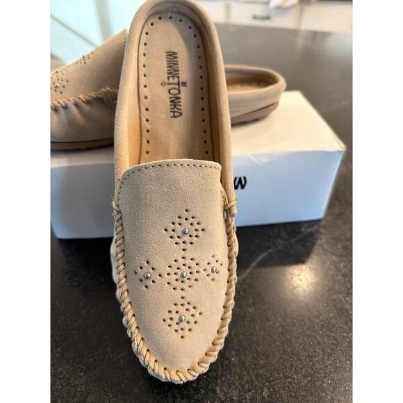 MinneTonka Stud embellished Leila leather mule in Stone color size 10 - Picture 2 of 7